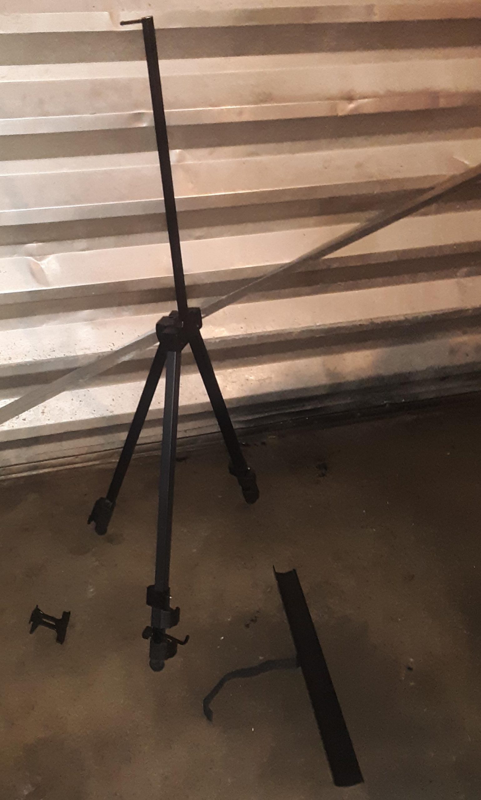 how to put this easel together?